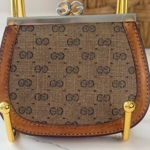 Vintage Gucci coin purse with kiss lock closure